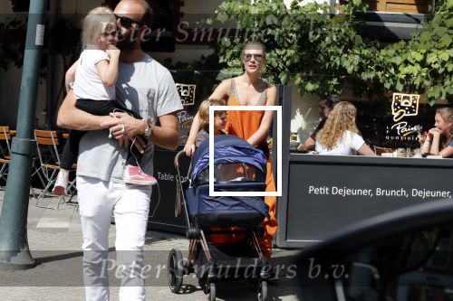 Amsterdam 23 augustus 2019
Kimberley Klaver met haar vriend Michel van den Bergh en zijn kinderen . Ze hebben net ook samen een kindje gekregen.