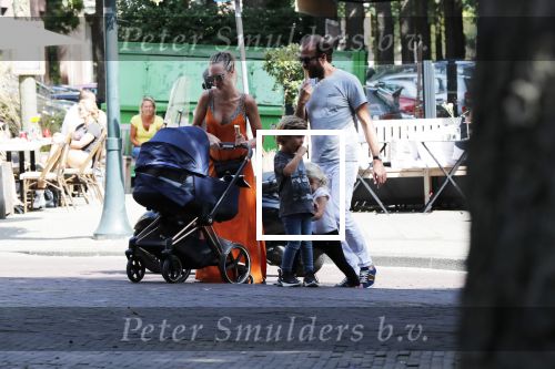 Amsterdam 23 augustus 2019
Kimberley Klaver met haar vriend Michel van den Bergh en zijn kinderen . Ze hebben net ook samen een kindje gekregen.