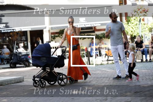 Amsterdam 23 augustus 2019
Kimberley Klaver met haar vriend Michel van den Bergh en zijn kinderen . Ze hebben net ook samen een kindje gekregen.
