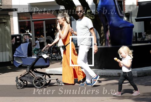 Amsterdam 23 augustus 2019
Kimberley Klaver met haar vriend Michel van den Bergh en zijn kinderen . Ze hebben net ook samen een kindje gekregen.
