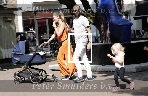 Amsterdam 23 augustus 2019
Kimberley Klaver met haar vriend Michel van den Bergh en zijn kinderen . Ze hebben net ook samen een kindje gekregen.