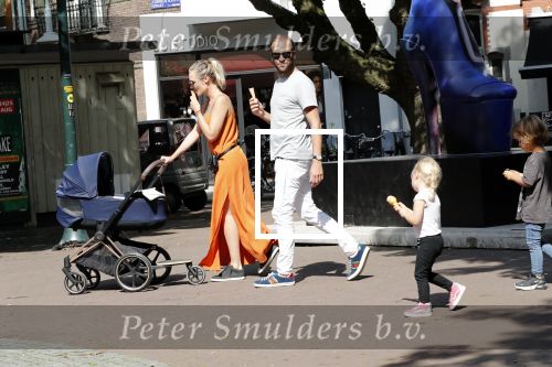 Amsterdam 23 augustus 2019
Kimberley Klaver met haar vriend Michel van den Bergh en zijn kinderen . Ze hebben net ook samen een kindje gekregen.