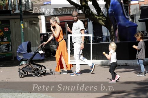Amsterdam 23 augustus 2019
Kimberley Klaver met haar vriend Michel van den Bergh en zijn kinderen . Ze hebben net ook samen een kindje gekregen.