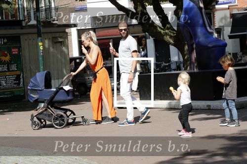 Amsterdam 23 augustus 2019
Kimberley Klaver met haar vriend Michel van den Bergh en zijn kinderen . Ze hebben net ook samen een kindje gekregen.