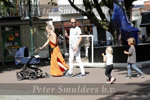 Amsterdam 23 augustus 2019
Kimberley Klaver met haar vriend Michel van den Bergh en zijn kinderen . Ze hebben net ook samen een kindje gekregen.