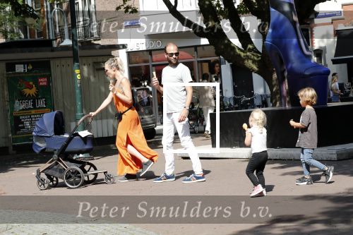 Amsterdam 23 augustus 2019
Kimberley Klaver met haar vriend Michel van den Bergh en zijn kinderen . Ze hebben net ook samen een kindje gekregen.