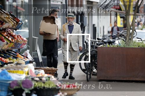 Amsterdam 31 augustus 2019
Oscar Hammerstein doet met zijn mercedes SL 600 cabrio boodschappen.