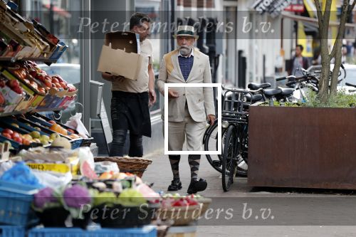 Amsterdam 31 augustus 2019
Oscar Hammerstein doet met zijn mercedes SL 600 cabrio boodschappen.