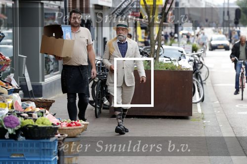 Amsterdam 31 augustus 2019
Oscar Hammerstein doet met zijn mercedes SL 600 cabrio boodschappen.
