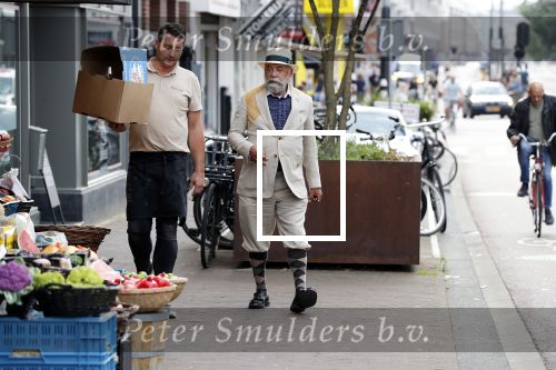 Amsterdam 31 augustus 2019
Oscar Hammerstein doet met zijn mercedes SL 600 cabrio boodschappen.