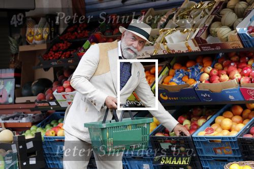 Amsterdam 31 augustus 2019
Oscar Hammerstein doet met zijn mercedes SL 600 cabrio boodschappen.