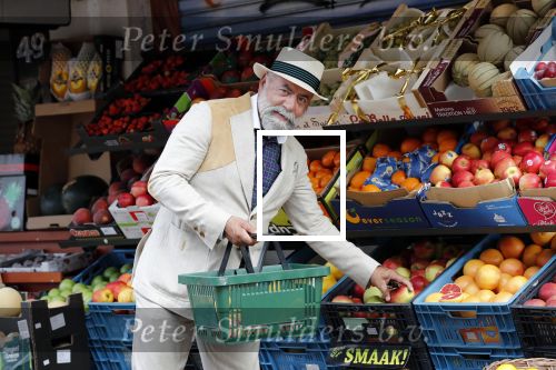 Amsterdam 31 augustus 2019
Oscar Hammerstein doet met zijn mercedes SL 600 cabrio boodschappen.