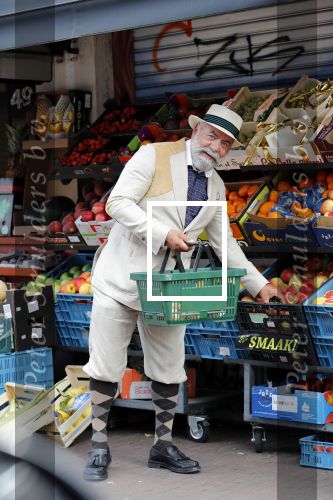 Amsterdam 31 augustus 2019
Oscar Hammerstein doet met zijn mercedes SL 600 cabrio boodschappen.