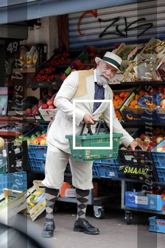 Amsterdam 31 augustus 2019
Oscar Hammerstein doet met zijn mercedes SL 600 cabrio boodschappen.