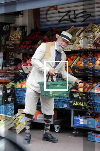 Amsterdam 31 augustus 2019
Oscar Hammerstein doet met zijn mercedes SL 600 cabrio boodschappen.
