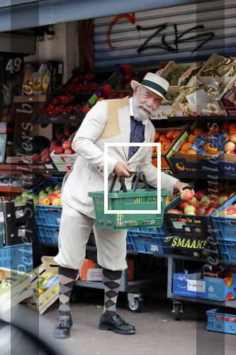 Amsterdam 31 augustus 2019
Oscar Hammerstein doet met zijn mercedes SL 600 cabrio boodschappen.