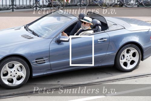 Amsterdam 31 augustus 2019
Oscar Hammerstein doet met zijn mercedes SL 600 cabrio boodschappen.