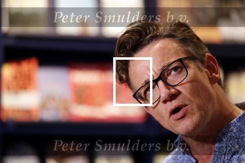 Amsterdam 21 augustus 2019
Boekpresentatie Inge Ipenburg. Tim Akkerman ontvangt het eerste exemplaar.
Paul Groot