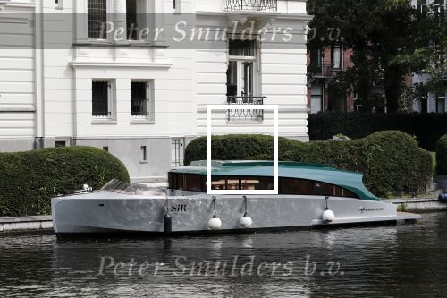 Amsterdam 28 augustus 2019
De nieuwe WATERDREAM boot van prins Bernhard Jr achter zijn huis.