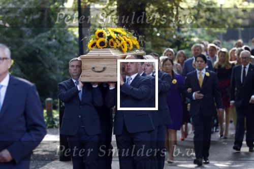 Den Haag 22 augustus 2019
Afscheidsdienst voor prinses Christina op paleis Noordeinde en de koninklijke stallen.
Aanwezig haar Kinderen Bernardo, Nicolas en Juliana alsmede prinses Beatrix prinses Irene prinses Margriet mr Pieter v Vollenhoven Koning Willem Alexander koningin Maxima prinses Mabel prins Constantijn Prinses laurentien en hun kinderen Leonore Claus Casimir Eloise   Prins Carlos  prinses Annemarie prinses Viktoria  Prins Jaime Prinses Carolina met man Albert Brenninkmeijer prinses Margarita met man Tjalling ten cate Prins floris en Prinses Aimee Prins Maurits en Prinses Marilene Prins Pieter Christiaan en Prins Bernhard jr.
