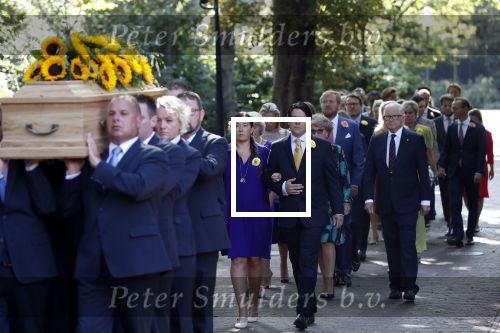 Den Haag 22 augustus 2019
Afscheidsdienst voor prinses Christina op paleis Noordeinde en de koninklijke stallen.
Aanwezig haar Kinderen Bernardo, Nicolas en Juliana alsmede prinses Beatrix prinses Irene prinses Margriet mr Pieter v Vollenhoven Koning Willem Alexander koningin Maxima prinses Mabel prins Constantijn Prinses laurentien en hun kinderen Leonore Claus Casimir Eloise   Prins Carlos  prinses Annemarie prinses Viktoria  Prins Jaime Prinses Carolina met man Albert Brenninkmeijer prinses Margarita met man Tjalling ten cate Prins floris en Prinses Aimee Prins Maurits en Prinses Marilene Prins Pieter Christiaan en Prins Bernhard jr.