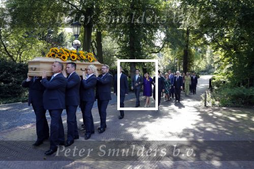 Den Haag 22 augustus 2019
Afscheidsdienst voor prinses Christina op paleis Noordeinde en de koninklijke stallen.
Aanwezig haar Kinderen Bernardo, Nicolas en Juliana alsmede prinses Beatrix prinses Irene prinses Margriet mr Pieter v Vollenhoven Koning Willem Alexander koningin Maxima prinses Mabel prins Constantijn Prinses laurentien en hun kinderen Leonore Claus Casimir Eloise   Prins Carlos  prinses Annemarie prinses Viktoria  Prins Jaime Prinses Carolina met man Albert Brenninkmeijer prinses Margarita met man Tjalling ten cate Prins floris en Prinses Aimee Prins Maurits en Prinses Marilene Prins Pieter Christiaan en Prins Bernhard jr.