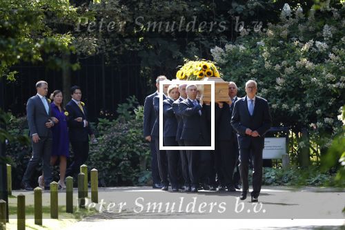 Den Haag 22 augustus 2019
Afscheidsdienst voor prinses Christina op paleis Noordeinde en de koninklijke stallen.
Aanwezig haar Kinderen Bernardo, Nicolas en Juliana alsmede prinses Beatrix prinses Irene prinses Margriet mr Pieter v Vollenhoven Koning Willem Alexander koningin Maxima prinses Mabel prins Constantijn Prinses laurentien en hun kinderen Leonore Claus Casimir Eloise   Prins Carlos  prinses Annemarie prinses Viktoria  Prins Jaime Prinses Carolina met man Albert Brenninkmeijer prinses Margarita met man Tjalling ten cate Prins floris en Prinses Aimee Prins Maurits en Prinses Marilene Prins Pieter Christiaan en Prins Bernhard jr.