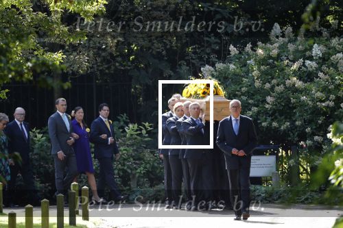 Den Haag 22 augustus 2019
Afscheidsdienst voor prinses Christina op paleis Noordeinde en de koninklijke stallen.
Aanwezig haar Kinderen Bernardo, Nicolas en Juliana alsmede prinses Beatrix prinses Irene prinses Margriet mr Pieter v Vollenhoven Koning Willem Alexander koningin Maxima prinses Mabel prins Constantijn Prinses laurentien en hun kinderen Leonore Claus Casimir Eloise   Prins Carlos  prinses Annemarie prinses Viktoria  Prins Jaime Prinses Carolina met man Albert Brenninkmeijer prinses Margarita met man Tjalling ten cate Prins floris en Prinses Aimee Prins Maurits en Prinses Marilene Prins Pieter Christiaan en Prins Bernhard jr.