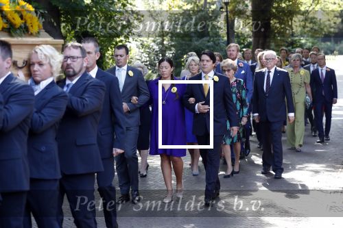 Den Haag 22 augustus 2019
Afscheidsdienst voor prinses Christina op paleis Noordeinde en de koninklijke stallen.
Aanwezig haar Kinderen Bernardo, Nicolas en Juliana alsmede prinses Beatrix prinses Irene prinses Margriet mr Pieter v Vollenhoven Koning Willem Alexander koningin Maxima prinses Mabel prins Constantijn Prinses laurentien en hun kinderen Leonore Claus Casimir Eloise   Prins Carlos  prinses Annemarie prinses Viktoria  Prins Jaime Prinses Carolina met man Albert Brenninkmeijer prinses Margarita met man Tjalling ten cate Prins floris en Prinses Aimee Prins Maurits en Prinses Marilene Prins Pieter Christiaan en Prins Bernhard jr.
