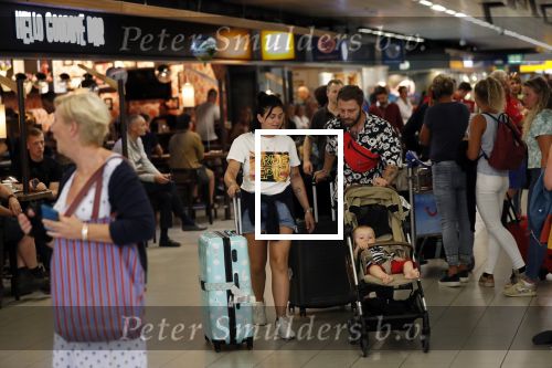 Schiphol 2 augustus 2019
Roxeanne Hazes op schiphol met partner Erik Zwennes en hun zoon Fender