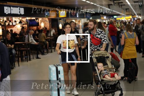 Schiphol 2 augustus 2019
Roxeanne Hazes op schiphol met partner Erik Zwennes en hun zoon Fender