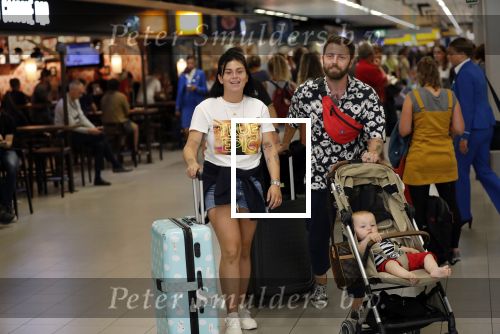 Schiphol 2 augustus 2019
Roxeanne Hazes op schiphol met partner Erik Zwennes en hun zoon Fender
