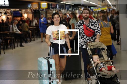 Schiphol 2 augustus 2019
Roxeanne Hazes op schiphol met partner Erik Zwennes en hun zoon Fender