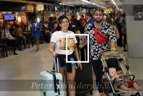 Schiphol 2 augustus 2019
Roxeanne Hazes op schiphol met partner Erik Zwennes en hun zoon Fender