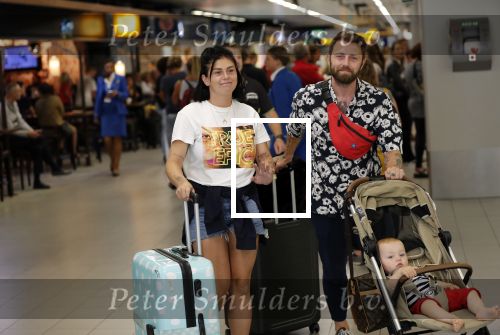 Schiphol 2 augustus 2019
Roxeanne Hazes op schiphol met partner Erik Zwennes en hun zoon Fender