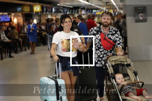 Schiphol 2 augustus 2019
Roxeanne Hazes op schiphol met partner Erik Zwennes en hun zoon Fender