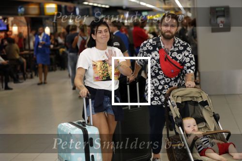 Schiphol 2 augustus 2019
Roxeanne Hazes op schiphol met partner Erik Zwennes en hun zoon Fender