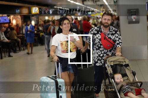 Schiphol 2 augustus 2019
Roxeanne Hazes op schiphol met partner Erik Zwennes en hun zoon Fender