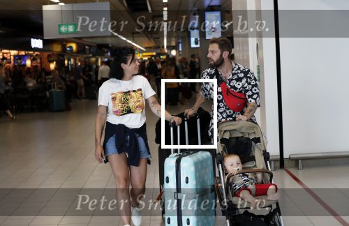Schiphol 2 augustus 2019
Roxeanne Hazes op schiphol met partner Erik Zwennes en hun zoon Fender
