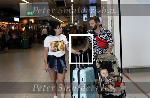 Schiphol 2 augustus 2019
Roxeanne Hazes op schiphol met partner Erik Zwennes en hun zoon Fender