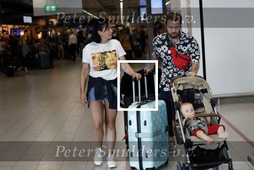 Schiphol 2 augustus 2019
Roxeanne Hazes op schiphol met partner Erik Zwennes en hun zoon Fender