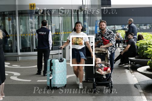 Schiphol 2 augustus 2019
Roxeanne Hazes op schiphol met partner Erik Zwennes en hun zoon Fender