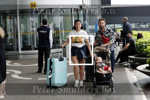 Schiphol 2 augustus 2019
Roxeanne Hazes op schiphol met partner Erik Zwennes en hun zoon Fender