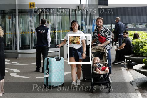 Schiphol 2 augustus 2019
Roxeanne Hazes op schiphol met partner Erik Zwennes en hun zoon Fender