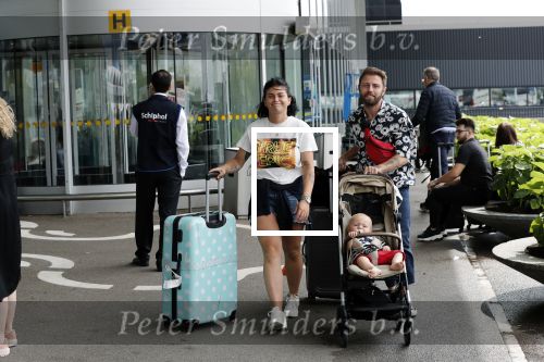 Schiphol 2 augustus 2019
Roxeanne Hazes op schiphol met partner Erik Zwennes en hun zoon Fender