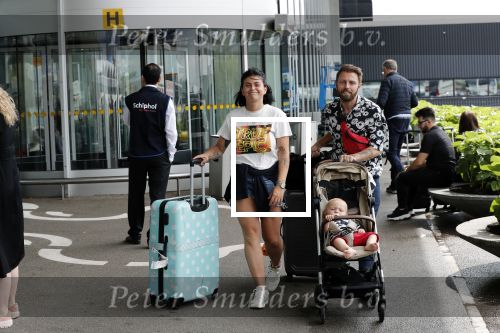Schiphol 2 augustus 2019
Roxeanne Hazes op schiphol met partner Erik Zwennes en hun zoon Fender