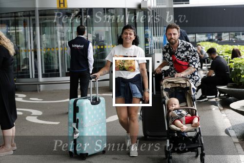 Schiphol 2 augustus 2019
Roxeanne Hazes op schiphol met partner Erik Zwennes en hun zoon Fender