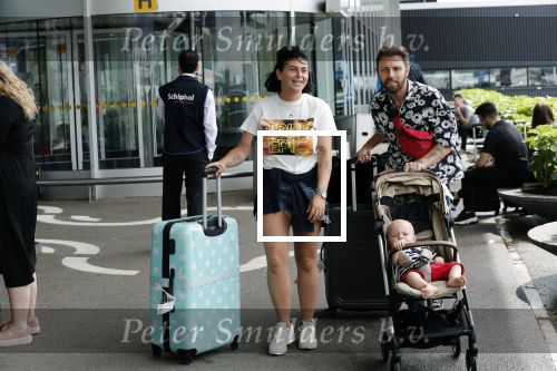 Schiphol 2 augustus 2019
Roxeanne Hazes op schiphol met partner Erik Zwennes en hun zoon Fender