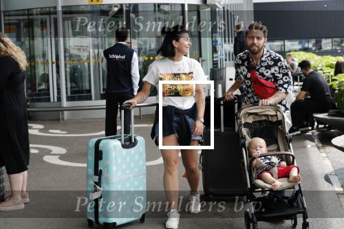 Schiphol 2 augustus 2019
Roxeanne Hazes op schiphol met partner Erik Zwennes en hun zoon Fender