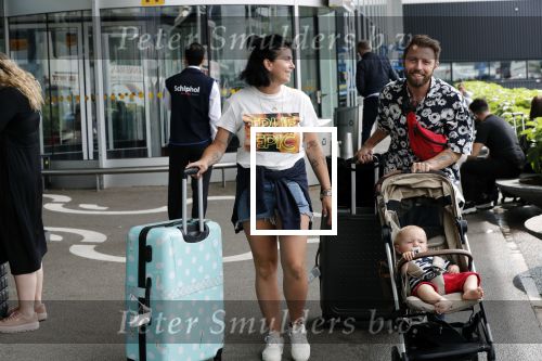 Schiphol 2 augustus 2019
Roxeanne Hazes op schiphol met partner Erik Zwennes en hun zoon Fender